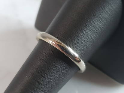 Vintage Estate 14K White Gold Wedding Band Ring: A UNISEX VINTAGE ESTATE 14K WHITE GOLD WEDDING BAND RING. THE RING WEIGHS 4.0g AND IS A SIZE 8.5. THE WIDTH OF THE RING IS 1/8". RING IS MARKED "14K, BENCHMARK". ANY QUESTIONS PLEASE DO NOT