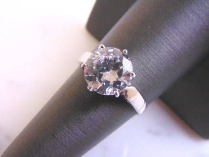 Womens Vintage Estate Sterling Silver Ring w/ CZ Stone: A WOMENS VINTAGE ESTATE STERLING SILVER RING WITH WHAT APPEARS TO BE A CUBIC ZIRCONIA STONE. THE RING SIZE IS 6.25, AND WEIGHS 2.6g. THIS WOULD MAKE A NICE GIFT FOR THAT SOMEONE SPECIAL. ANY OTHER QUE