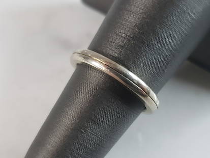 Womens Vintage Estate 14K White Gold Wedding Band Ring: A WOMENS VINTAGE ESTATE 14K WHITE GOLD WEDDING BAND RING. THE RING WEIGHS 3.6g AND IS A SIZE 5.5. THE WIDTH OF THE RING IS 1/8". RING IS MARKED "14K". ANY QUESTIONS PLEASE DO NOT HESITATE TO