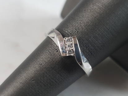 Womens Vintage Estate 10K White Gold Ring Diamond Ring: A WOMENS VINTAGE ESTATE 10K WHITE GOLD DIAMOND RING WITH .06cts OF DIAMONDS. THE RING IS A SIZE 6.75, AND WEIGHS 1.7g. RING IS MARKED 10K. THIS IS A BEAUTIFUL GIFT FOR THAT SOMEONE SPECIAL. ANY