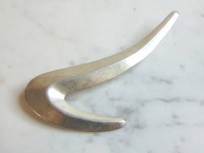 Women Vintage Sterling Silver Brooch W/ Modern Design: FOR SALE IS THIS VINTAGE ESTATE .925 STERLING SILVER DESIGNER BROOCH WITH MODERN DESIGN. THE BROOCH MEASURES 4 1/8" LONG BY 1 1/2" WIDE AND WEIGHS 11.5g. ANY OTHER QUESTIONS, PLEASE ASK. BE SURE TO CH