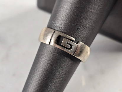 Mens Womens Vintage Estate Sterling Silver Ring: A VINTAGE ESTATE STERLING SILVER RING THAT WEIGHS 3.3g, AND IS A SIZE 7.5. THE WIDTH OF THE RING IS 1/4". HAS A GREAT DESIGNER LOOK TO IT. THIS RING WOULD MAKE A GREAT GIFT FOR SOMEONE SPECIAL. ANY QU