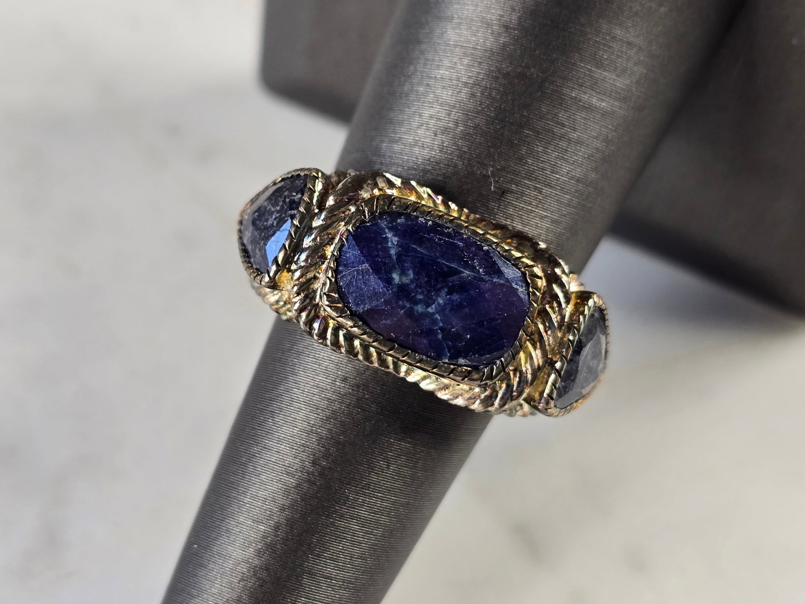 Womens Vintage Estate Sterling Silver Natural Sapphire Stone Ring: A WOMENS VINTAGE ESTATE STERLING SILVER NATURAL SAPPHIRE STONE RING. THE RING WEIGHS 7.3g, AND IS A SIZE 7.0. THE WIDTH OF THE RING IS 1/2". ANY QUESTIONS PLEASE DO NOT HESITATE TO ASK. BE SURE TO CHE