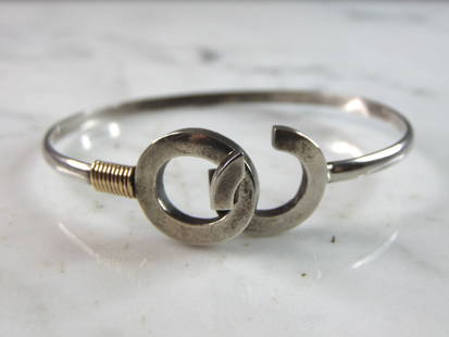 Womens Vintage Estate Sterling Silver Modernist Cuff Bracelet: FOR SALE IS A LOVELY VINTAGE ESTATE .925 STERLING SILVER MODERNIST CUFF BRACELET. BRACELET MEASURES 6 1/2" IN CIRCUMFERENCE (WHEN CLOSED) BY 1/8" WIDE AND WEIGHS 11.9g. BRACELET HAS A SMALL SECTION TH