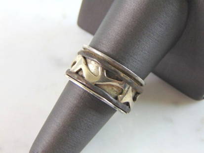 Womens Vintage Estate Sterling Silver Fidget Ring: FOR SALE IS THIS LOVELY WOMENS VINTAGE ESTATE STERLING SILVER FIDGET RING. THE TOTAL WEIGHT IS 7.2g, AND IS A SIZE 8. THIS RING WOULD MAKE A GREAT GIFT FOR SOMEONE SPECIAL. ANY QUESTIONS PLEASE