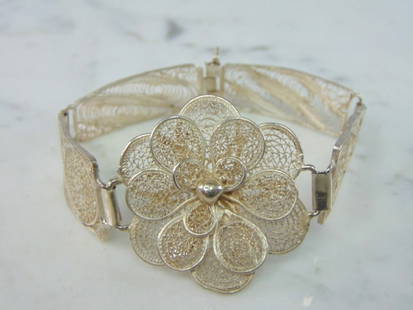 Womens Vintage Estate Sterling Silver Flower Bracelet: FOR SALE IS A LOVELY VINTAGE ESTATE .925 STERLING SILVER FLOWER BRACELET. BRACELET MEASURES 7 3/4" LONG BY 1 1/2" WIDE AND WEIGHS 19.2g. THIS WOULD MAKE A LOVELY GIFT FOR THAT SOMEONE SPECIAL. ANY QUE