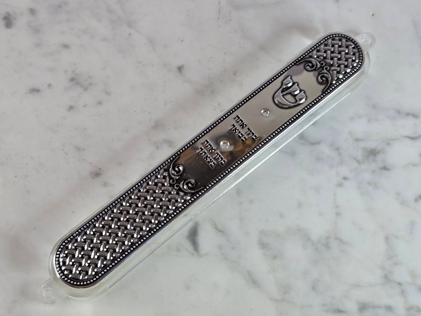 DECORATIVE COLLECTIBLE JEWISH OR JUDAICA MEZUZAH: A DECORATIVE COLLECTIBLE JEWISH OR JUDAICA MEZUZAH THAT MEASURES 8 1/2" LONG BY 1 3/8" WIDE. SHIPPING AND HANDLING IS $9 WITHIN THE CONTINENTAL U.S. ALL OTHER STATES AND COUNTRIES PLEASE CONTACT FOR S
