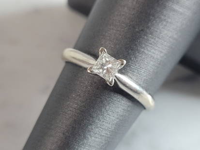 Womens Vintage Estate 14k White Gold Diamond Engagement Ring 2.3g  E6355: A WOMEN'S VINTAGE ESTATE 14K WHITE GOLD DIAMOND RING WITH A BEAUTIFUL 0.31ct DIAMOND. THE RING WEIGHS 2.3g. THE SIZE OF THE RING IS A 6.75. THE WIDTH OF THE RING IS 3/16". WOULD MAKE A LOVELY GIFT FOR