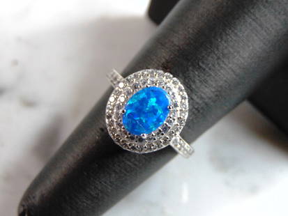 Womens Sterling Silver Modernist Opal Ring: A WOMENS STERLING SILVER MODERNIST OPAL RING. THE RING IS A SIZE 6.0 AND WEIGHS 2.8g. THE RING MAKES A BEAUTIFUL GIFT FOR THAT SOMEONE SPECIAL. ANY OTHER QUESTIONS, PLEASE ASK. BE SURE TO CHECK OUT SO