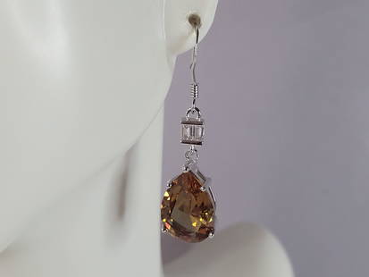 Womens Estate Sterling Silver Citrine Dangle Earrings: A PAIR OF WOMENS ESTATE STERLING SILVER CITRINE COLORED GLASS DANGLE EARRINGS. EARRINGS WEIGH 5.0g AND MEASURES 1 1/2" LONG BY 3/8" WIDE. ANY OTHER QUESTIONS, PLEASE DO NOT HESITATE TO ASK. BE SURE TO