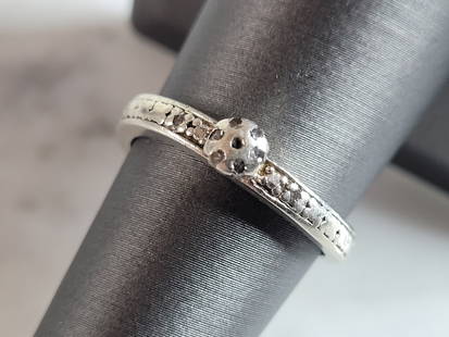 Womens Vintage Estate Sterling Silver Ring: A WOMENS VINTAGE ESTATE STERLING SILVER RING THAT WEIGHS 2.4g. THE RING IS A SIZE 7.0, AND IS ABOUT 1/8" WIDE. THIS WOULD MAKE A NICE GIFT FOR THAT SOMEONE SPECIAL. ANY OTHER QUESTIONS PLEASE DO NOT H