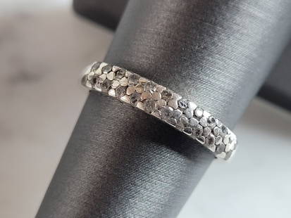 Womens Vintage Estate Sterling Silver Ring: A WOMENS VINTAGE ESTATE STERLING SILVER RING. THE TOTAL WEIGHT IS 2.3g, AND IS A SIZE 7.25. WIDTH OF THE RING IS 1/8". THIS RING WOULD MAKE A GREAT GIFT FOR SOMEONE SPECIAL. ANY QUESTIONS PLEASE DONT