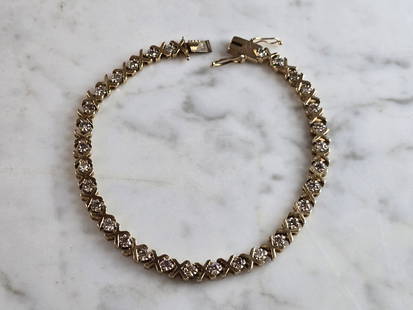 Womens Vintage Estate 14K Yellow Gold Diamond Tennis Bracelet: A WOMENS VINTAGE ESTATE 14K YELLOW GOLD DIAMOND TENNIS BRACELET WITH ABOUT 31 TINY DIAMONDS. THE BRACELET MEASURES 7 3/8" LONG BY 3/16" WIDE, AND WEIGHS 10.3g. WOULD MAKE A GREAT GIFT FOR THAT SPECIAL