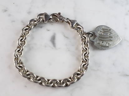 Womens Vintage Estate Sterling Silver Heart Charm Bracelet: A LOVELY WOMENS VINTAGE ESTATE .925 STERLING SILVER HEART CHARM BRACELET THAT MEASURES 8 1/4" LONG BY 3/8" WIDE. BRACELET WEIGHS 51.1g. THIS WOULD MAKE A LOVELY GIFT FOR THAT SOMEONE SPECIAL. ANY QUES