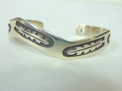 Sterling Silver Southwestern Design Cuff Bracelet: FOR SALE IS A LOVELY VINTAGE ESTATE STERLING SILVER SOUHWESTERN DESIGN CUFF BRACELET. THE BRACELET WEIGHS 26.8g AND MEASURES A HAIR OVR 3/8" WIDE. ANY QUESTIONS PLEASE DO NOT HESITATE TO ASK. BE SURE