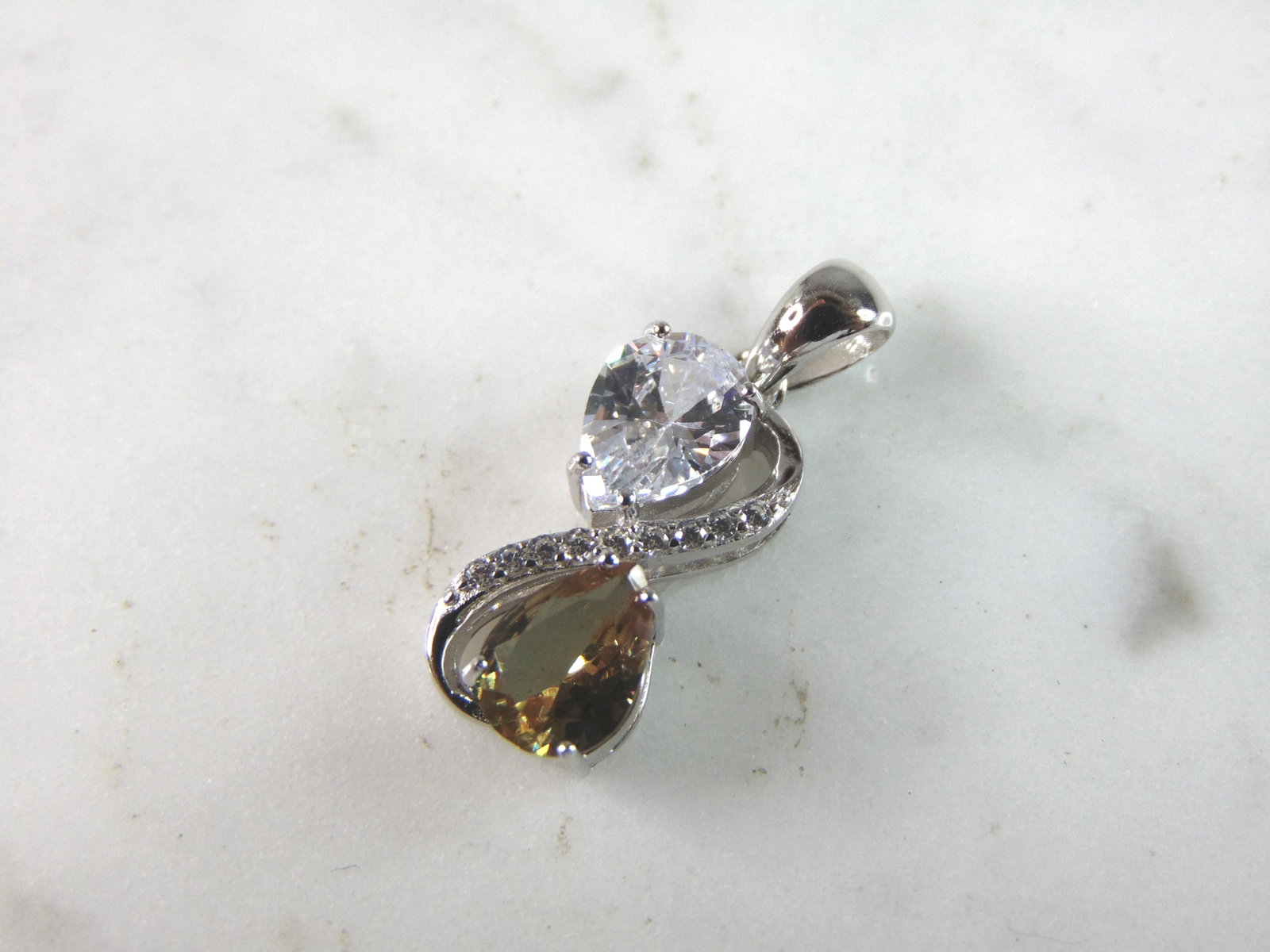 Womens Vintage Estate Sterling Silver Modernist Pendant: FOR SALE IS THIS WOMENS VINTAGE ESTATE STERLING SILVER MODERNIST PENDANT. PENDANT HAS A CITRINE COLORED STONE. PENDANT WEIGHS 2.4g AND PENDANT MEASURES 1" LONG BY 3/8" WIDE. MAKES A GREAT GIFT FOR THA