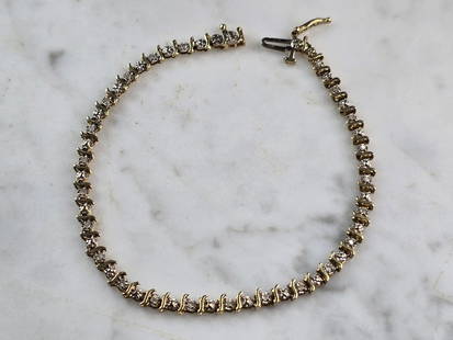 Womens Vintage Estate 14K Gold Diamond Tennis Bracelet: A LOVELY WOMENS VINTAGE ESTATE 14K YELLOW GOLD DIAMOND TENNIS BRACELET. THE BRACELET WEIGHS 4.6g AND MEASURES 7 1/2" LONG, BY 1/8" WIDE. THERE ARE 24 TINY DIAMONDS IN THIS BRACELET. WOULD MAKE A GREAT