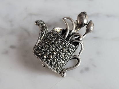 Womens Vintage Estate Sterling Silver Flower Brooch: A WOMENS VINTAGE ESTATE STERLING SILVER FLORAL BROOCH. THE BROOCH MEASURE 1 1/2" LONG BY 1 1/8" WIDE. BROOCH WEIGHS 6.4g. ANY QUESTIONS, PLEASE DON'T HESITATE TO ASK. MAKES AN ATTRACTIVE GIFT FOR THAT