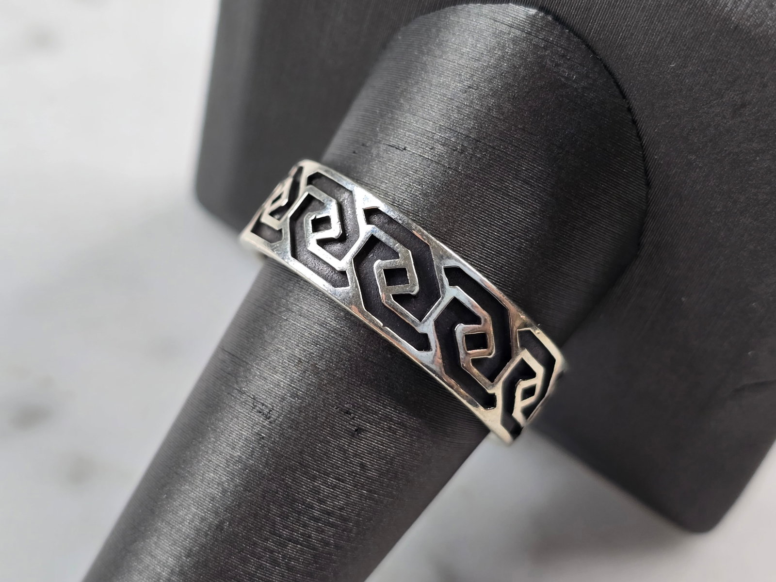 Mens Vintage Estate Sterling Silver Waldeck Johnson Ring: A MENS VINTAGE ESTATE STERLING SILVER GEOMETRIC SHAPE RING, MADE BY WALDECK JOHNSON. RING WEIGHS 5.3g AND IS A SIZE 11.0. THE WIDTH OF THE RING IS 1/4". THIS WOULD MAKE A NICE GIFT FOR THAT SOMEONE SP