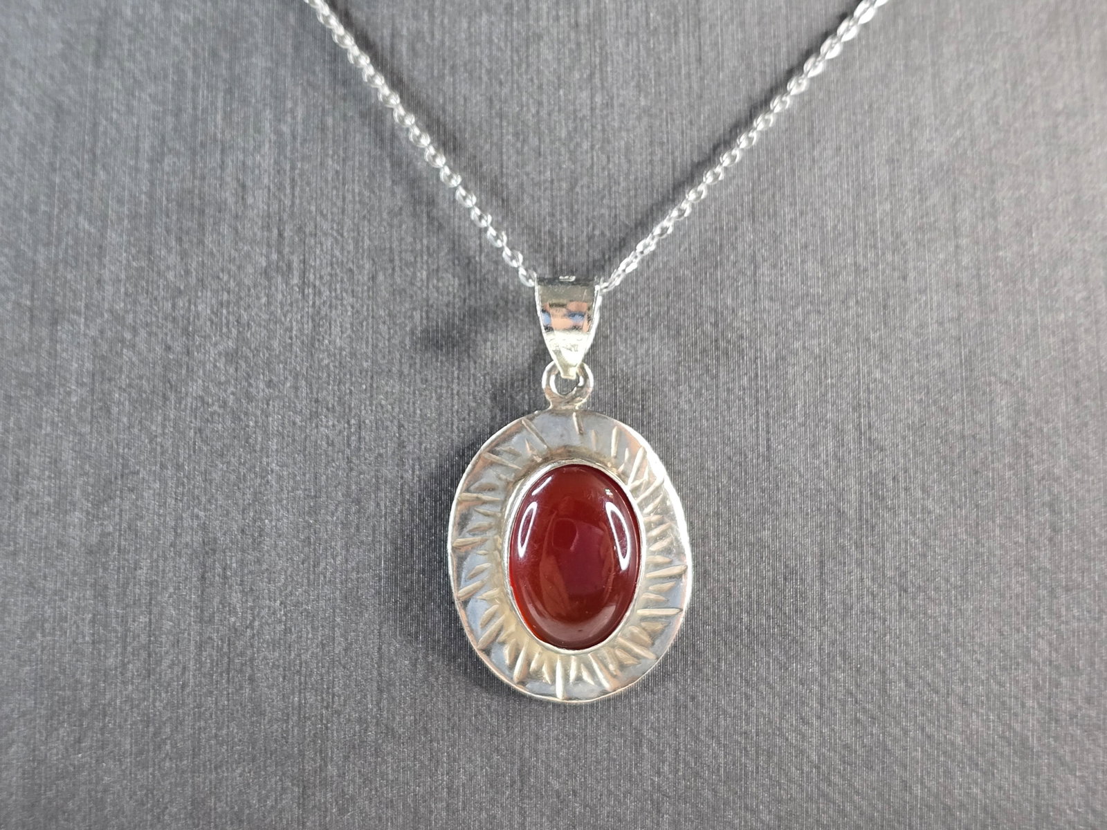 Womens Vintage Estate Sterling Silver Carnelian Pendant & Necklace: A BEAUTIFUL WOMEN'S VINTAGE ESTATE STERLING SILVER CARNELIAN PENDANT AND NECKLACE. THE PENDANT MEASURES 1 1/4" BY 3/4" WIDE, AND NECKLACE MEASURES 18". TOTAL WEIGHT IS 5.4g. WOULD MAKE A GREAT GIFT FO