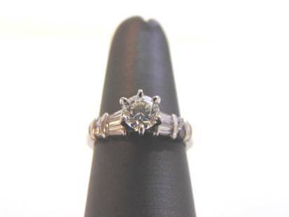 14k White Gold Diamond Engagement Ring: AN EXQUISITE WOMEN'S 14K WHITE GOLD DIAMOND ENGAGEMENT RING. THE RING WEIGHS 5.7g. THE SIZE OF THE RING IS A 5.0. THE CENTER DIAMOND IS ABOUT .75cts, TOTAL CARAT WEIGHT IS ABOUT 1.07cts. NOT SURE OF T
