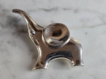 Womens Vintage Estate Sterling Silver Elephant Brooch: A WOMENS VINTAGE ESTATE STERLING SILVER ELEPHANT BROOCH. THE TOTAL WEIGHT OF THE BROOCH IS 12.9g. THE BROOCH MEASURES 2" LONG BY 1 1/2" WIDE. MAKES A GREAT GIFT FOR THAT SPECIAL SOMEONE. ANY QUESTIONS