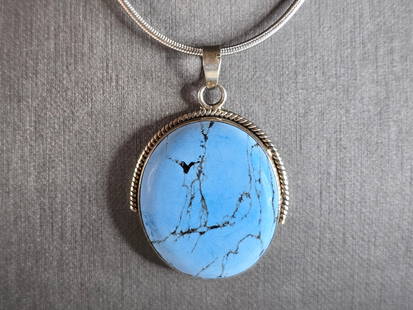Womens Vintage Estate Sterling Silver Necklace & Turquoise Pendant: A WOMENS VINTAGE ESTATE STERLING SILVER NECKLACE WITH A STERLING AND TURQUOISE COLORED PENDANT. THE TOTAL WEIGHT IS 21.6g. THE NECKLACE ITSELF MEASURES 18" LONG, AND THE PENDANT MEASURES 1 3/4" LONG B