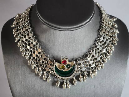 Womens Vintage Estate Sterling Silver Choker Bib Necklace: A WOMEN'S VINTAGE ESTATE STERLING SILVER CHOKER NECKLACE . NECKLACE WEIGHS 87.1g. NECKLACE MEASURES 15 1/2" BY 1 3/4". WOULD MAKE A GREAT GIFT FOR THAT SPECIAL SOMEONE. ANY QUESTIONS PLEASE DO NOT HES