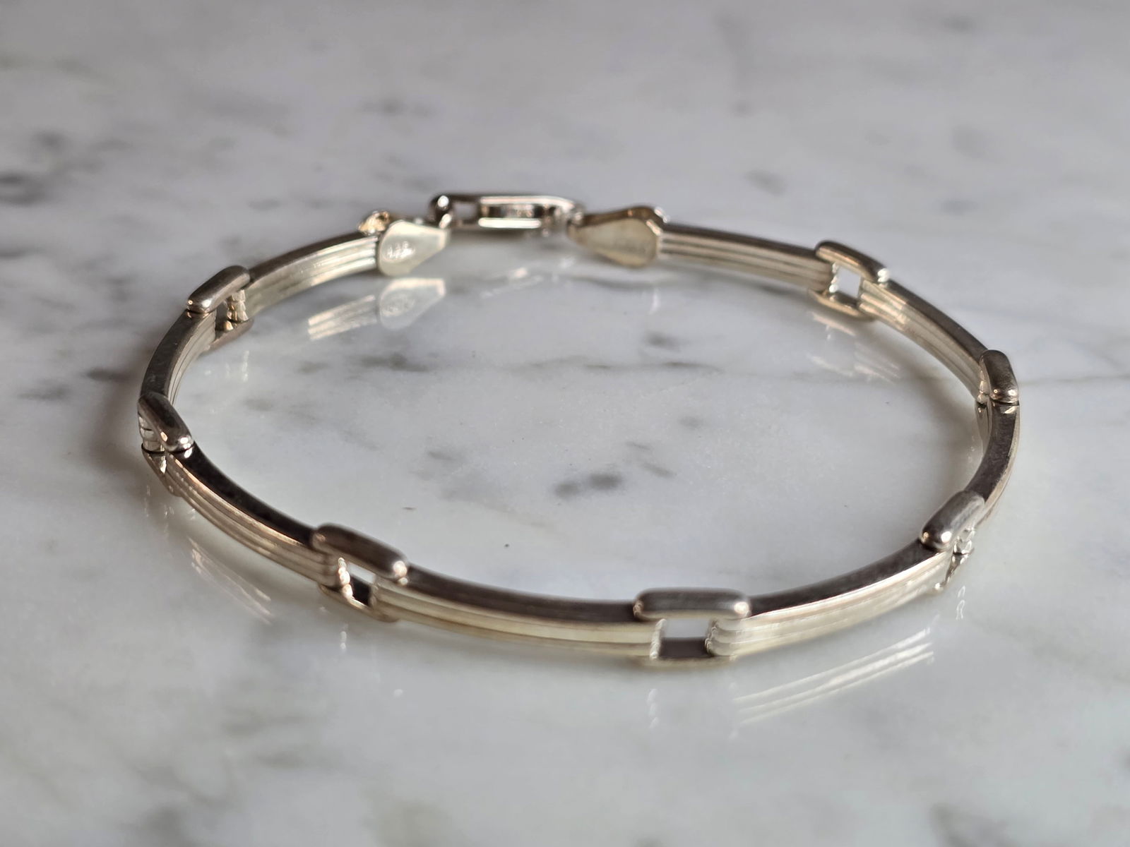 Womens Vintage Estate Sterling Silver Modernist Bracelet: A WOMENS VINTAGE ESTATE STERLING SILVER MODERNIST BRACELET. BRACELET MEASURES 7 3/8" LONG BY 3/16" WIDE AND WEIGHS 11.1g. THIS WOULD MAKE A LOVELY GIFT FOR THAT SOMEONE SPECIAL. ANY QUESTIONS, PLEASE