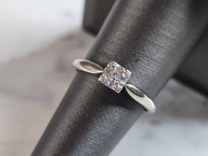 Womens Vintage Estate 14K White Gold Diamond Ring: A WOMENS VINTAGE ESTATE 14K WHITE GOLD DIAMOND RING. THE RING IS A SIZE 7.25 AND WEIGHS 2.5g. DIAMOND IS ABOUT .07cts. THE WIDTH OF THE RING IS 3/16". RING MAKES A BEAUTIFUL GIFT FOR THAT SOMEONE SPEC