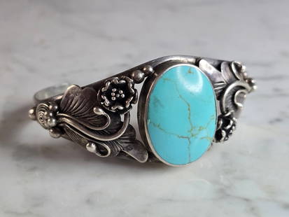 Womens Vintage Estate Sterling Silver Southwestern Turquoise Cuff Bracelet: A WOMENS VINTAGE ESTATE STERLING SILVER SOUTHWESTRN TURQUOISE CUFF BRACELET. INSIDE CIRCUMFERENCE OF THE BRACELET MEASURES 7 1/4" . THE WIDTH OF THE FACE IS 1 1/4". BRACELET WEIGHS 39.7g. THIS WOULD M