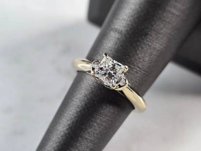 Womens Vintage Estate 14K White Gold Diamond Engagement Ring: A WOMENS VINTAGE ESTATE 14K WHITE GOLD DIAMOND RING. THE RING IS A SIZE 5.25 AND WEIGHS 3.9g. DIAMOND IS ABOUT 0.59cts, WITH 11 SMALL DIAMONDS AROUND IT. THE WIDTH OF THE RING IS 1/4". RING IS MARKED