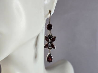 Womens Vintage Estate Sterling Silver Modernist Earrings: A PAIR OF WOMENS VINTAGE ESTATE STERLING SILVER MODERNIST EARRINGS THAT WEIGH 6.5g, AND MEASURE 1 5/8" LONG BY 3/8" WIDE. ANY QUESTIONS, PLEASE DO NOT HESITATE TO ASK. BE SURE TO CHECK OUT SOME OF MY