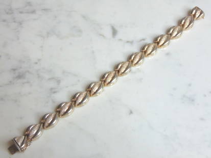 Womens Vintage Estate Sterling Silver Bracelet: FOR SALE IS A LOVELY WOMENS VINTAGE ESTATE STERLING SILVER BRACELET. BRACELET MEASURES 8 3/4" LONG BY 1/2" WIDE AND WEIGHS 28.6g. THIS WOULD MAKE A LOVELY GIFT FOR THAT SOMEONE SPECIAL. ANY QUESTIONS,
