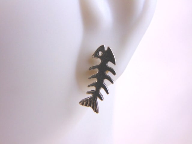 Pr Womens Sterling Silver Bone Fish Earrings: A PAIR OF STERLING SILVER BONE FISH EARRINGS. THE EARRINGS WEIGH 1.5g, AND MEASURE 1/2" LONG BY 1/4" WIDE. THIS MAKES A LOVELY GIFT FOR THAT SOMEONE SPECIAL. ANY QUESTIONS, PLEASE ASK. BE SURE TO CHEC