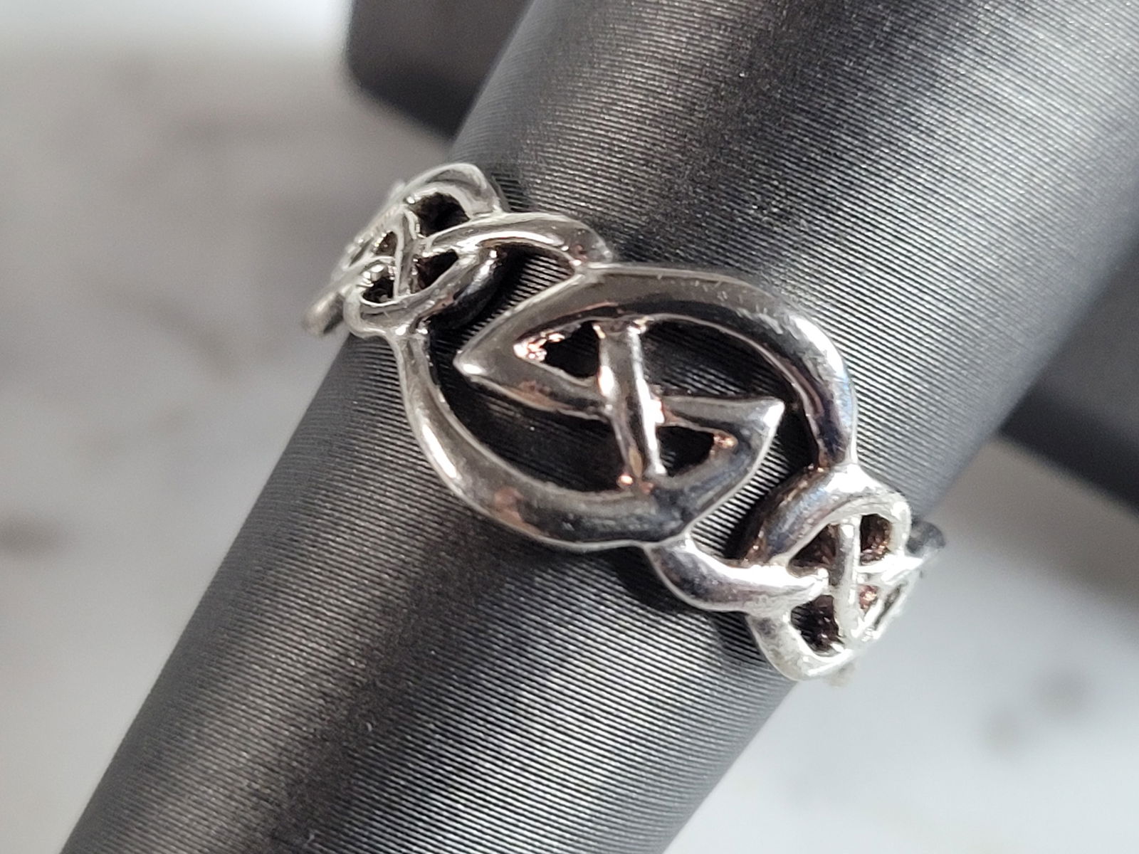 Womens Vintage Estate Sterling Silver Modernist Eternity Ring: A WOMENS VINTAGE ESTATE STERLING SILVER MODERNIST RING. THE TOTAL WEIGHT OF THE RING IS 2.3g. THE RING SIZE IS 7.5. RING FACE MEASURES 3/8" LONG. MAKES A GREAT GIFT FOR THAT SPECIAL SOMEONE. IF ANY QU