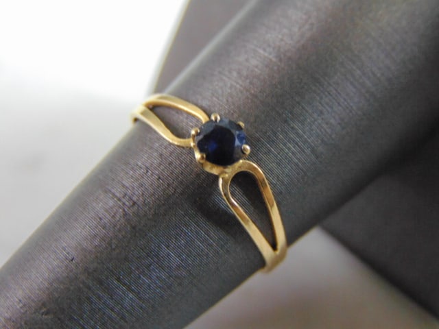 Womens Vintage Estate 14K Yellow Gold Blue Spinel Ring: A WOMEN'S VINTAGE ESTATE 14K GOLD BLUE SPINEL RING THAT WEIGHS 1.1g. THE RING SIZE IS AN 8.0, AND THE STONE IS ABOUT .10cts. RING IS MARKED 14K. ANY QUESTIONS PLEASE DONT HESITATE TO ASK. BE SURE TO C