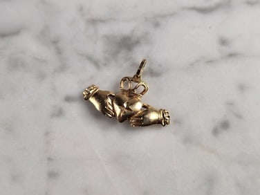 Lovely Vintage Estate 14K Gold Irish Claddagh Pendant