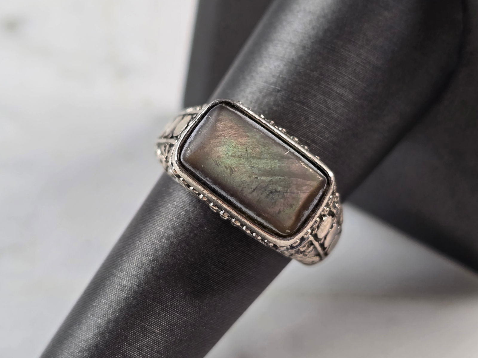Womens Vintage Estate Sterling Silver Abalone Shell Ring: A WOMEN'S VINTAGE ESTATE STERLING SILVER ABALONE RING. THE RING SIZE IS A 7.75 AND WEIGHS 5.0g. THE WIDTH OF THE RING IS 1/4". ANY QUESTIONS PLEASE DO NOT HESITATE TO ASK. BE SURE TO CHECK OUT SOME OF