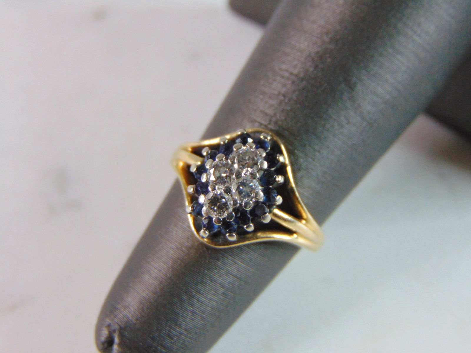 Womens Vintage Estate 14K Yellow Gold Diamond & Sapphire Ring: FOR SALE IS THIS LOVELY VINTAGE 14K YELLOW GOLD DIAMOND & SAPPHIRE RING WITH A TOTAL OF ABOUT .20cts OF DIAMONDS. THE TOTAL WEIGHT IS 3.5g, AND IS A SIZE 4.5. ANY QUESTIONS PLEASE DONT HESITATE TO ASK