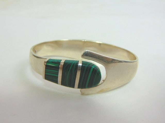 Vintage Estate Sterling Silver Bracelet w/ Malachite: FOR SALE IS A LOVELY VINTAGE ESTATE STERLING SILVER WITH INLAID MALACHITE. THE BRACELET OPENS IN THE CENTER, AND WEIGHS 53.9g. SHIPPING AND HANDLING IS $14 WITHIN THE CONTINENTAL US. ALL OTHER STATES