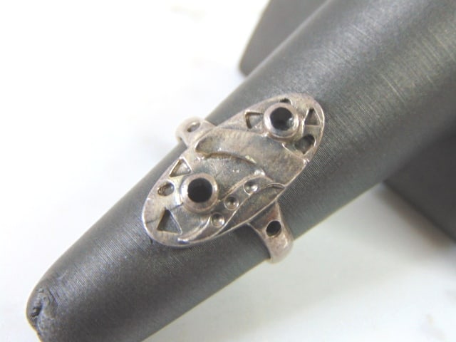 Sterling Silver Modern Abstract Onyx ? Ring: FOR SALE IS A LOVELY VINTAGE ESTATE STERLING SILVER RING WITH ONYX INLAY. THE RING SIZE IS 5.5, AND WEIGHS 5.0g. THIS WOULD MAKE A NICE GIFT FOR THAT SOMEONE SPECIAL. ANY OTHER QUESTIONS, PLEASE DO NO
