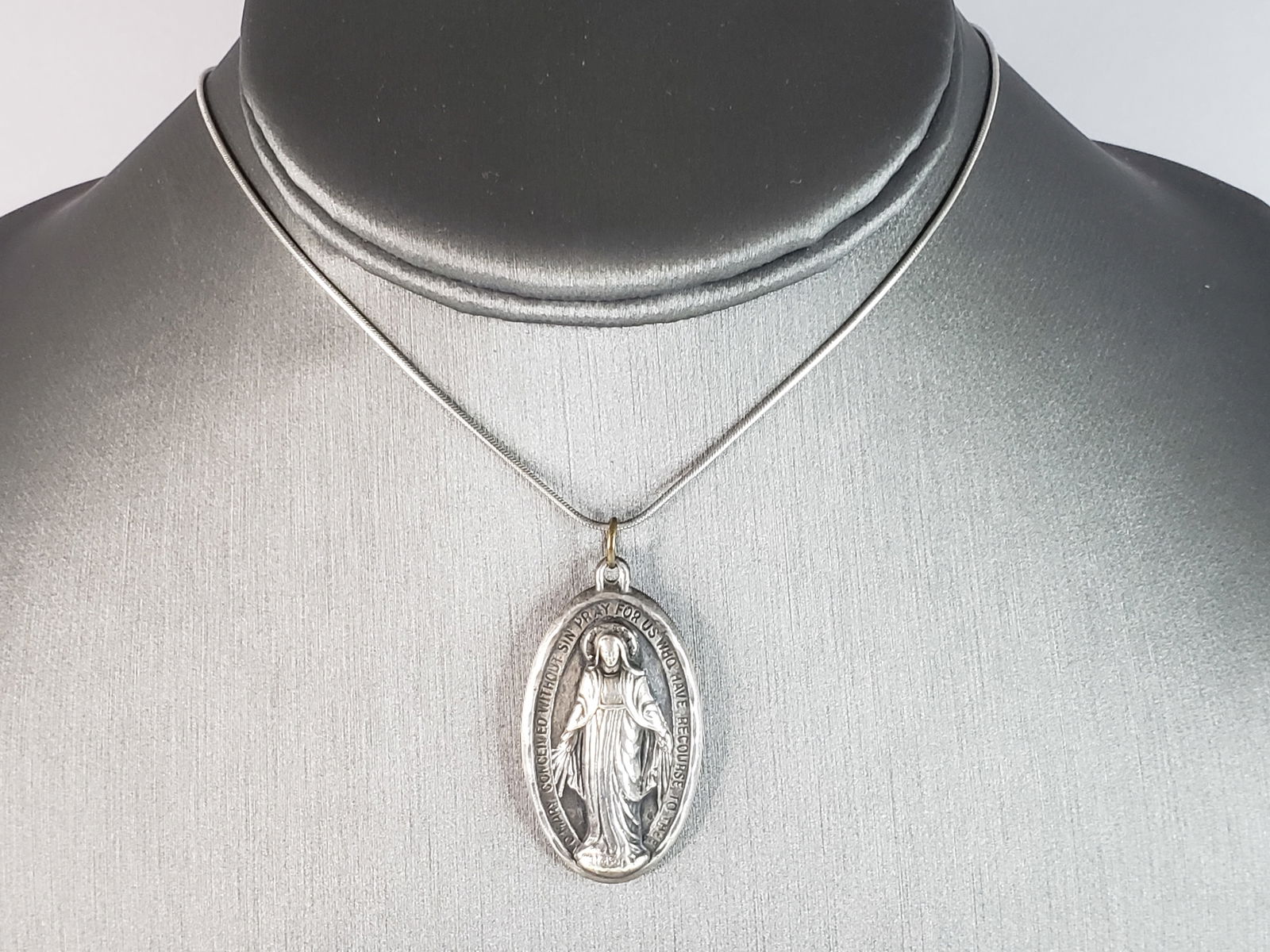 Religious Vintage Estate Sterling Silver Mary Pendant Necklace CREED (1 of 4)