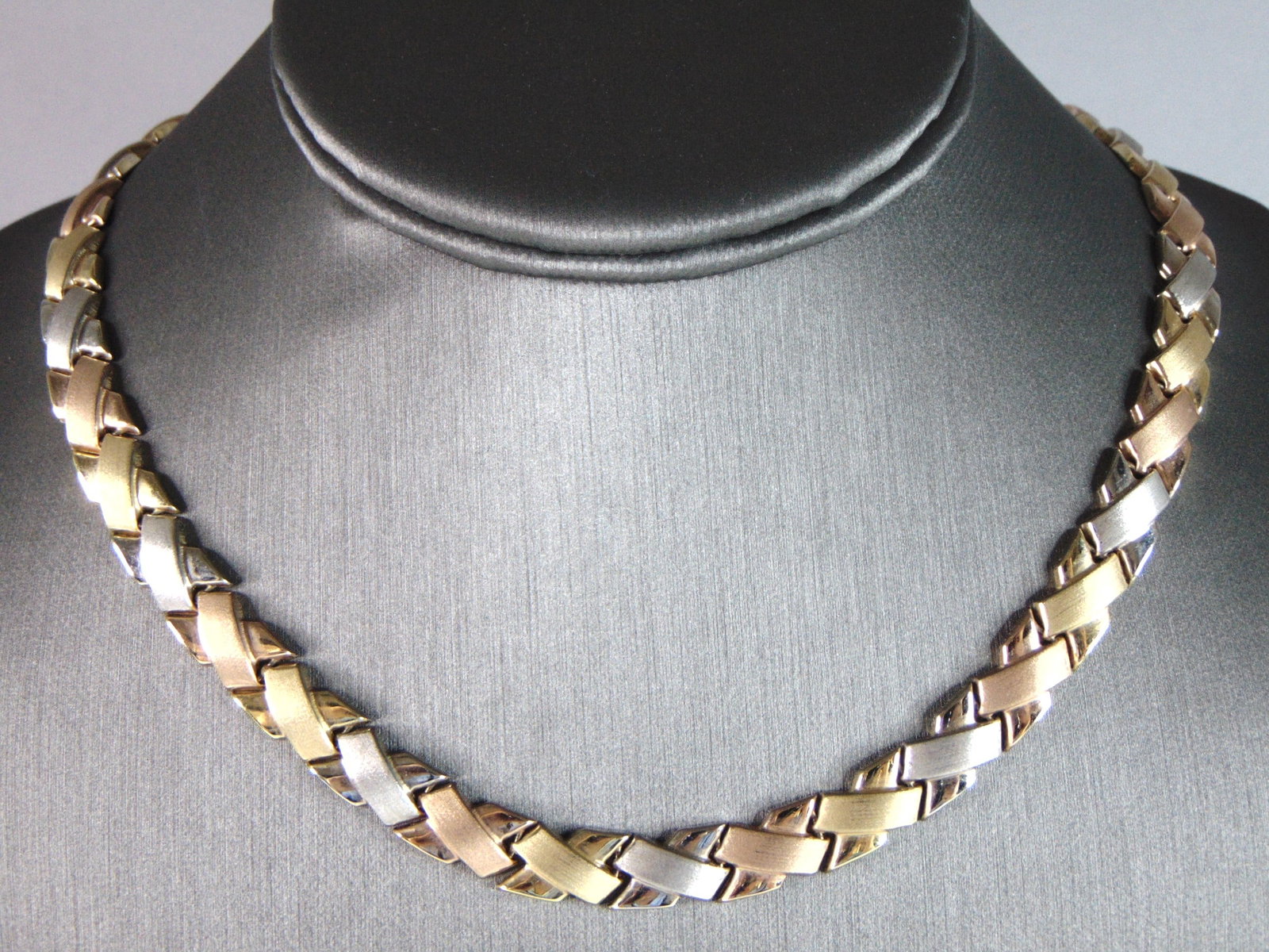 Womens Vintage Estate 14K Gold Modernist Necklace: A WOMENS VINTAGE ESTATE 14K YELLOW, WHITE, ROSE GOLD MODERNIST NECKLACE. THE WEIGHT OF THE NECKLACE IS 22.5g. THE NECKLACE MEASURES 17 1/2" LONG BY 3/8" WIDE. NECKLACE IS STAMPED ON THE CLASP. MAKES A