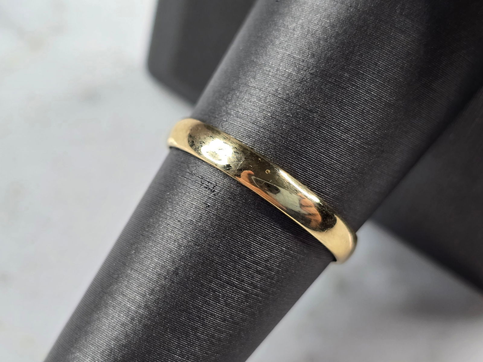 Womens Vintage Estate 10K Yellow Gold Band Wedding Ring: A WOMENS VINTAGE ESTATE 10K YELLOW GOLD WEDDING BAND RING THAT WEIGHS 1.6g. THE RING SIZE IS A 8.75, AND THE WIDTH IS 1/8". RING IS STAMPED 10K ON THE INSIDE OF THE BAND. ANY QUESTIONS PLEASE DON'T HE