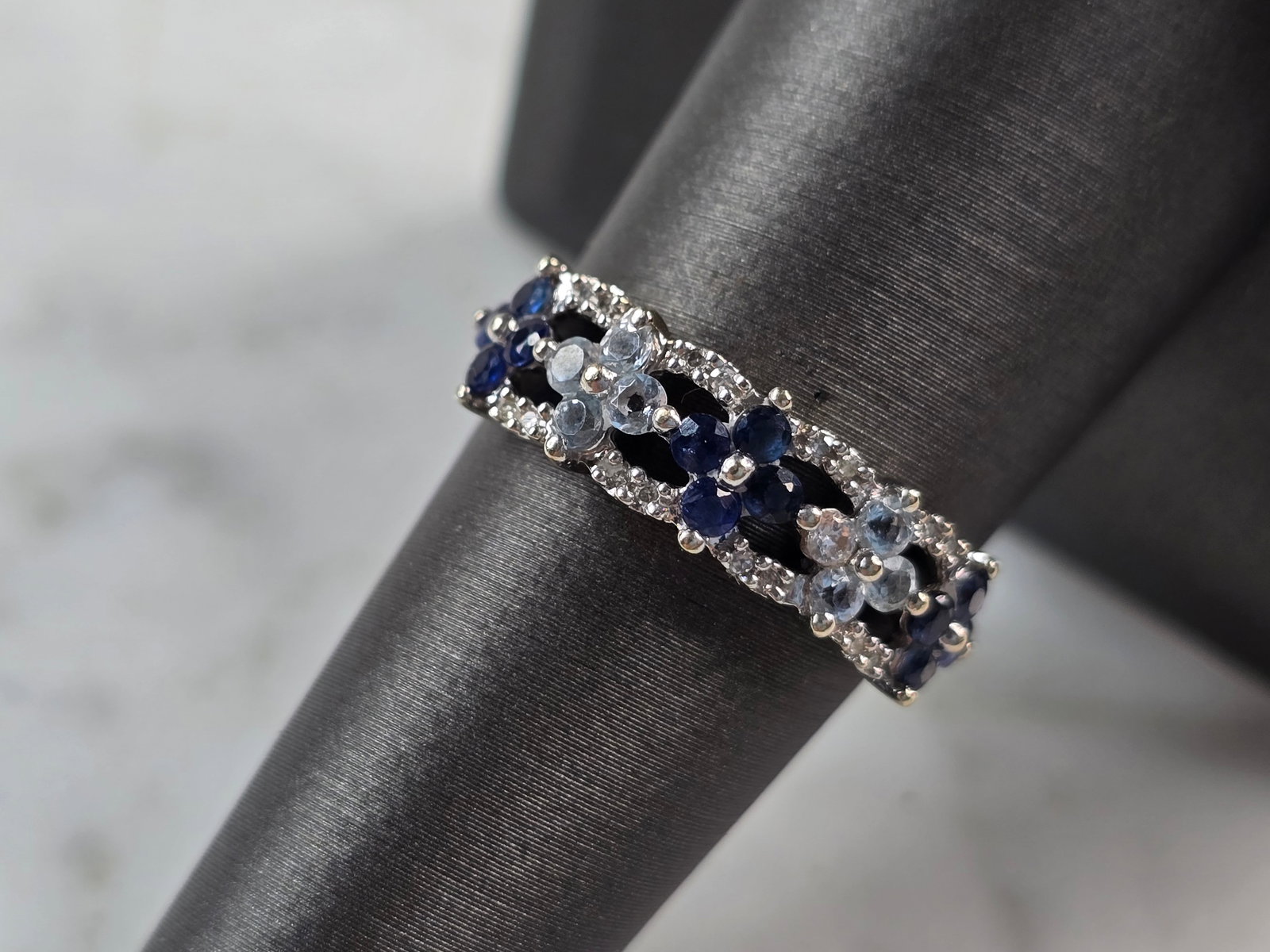 Womens Vintage Estate 14K White Gold Spinel Topaz & Diamond Ring: FOR SALE IS THIS VINTAGE ESTATE 14K WHITE GOLD SPINEL, TOPAZ & DIAMOND RING. THE RING IS A SIZE 8.0 AND WEIGHS 2.3g. THERE ARE 16 SMALL DIAMONDS IN THIS RING. THE WIDTH OF THE RING IS 1/4". RING IS NO