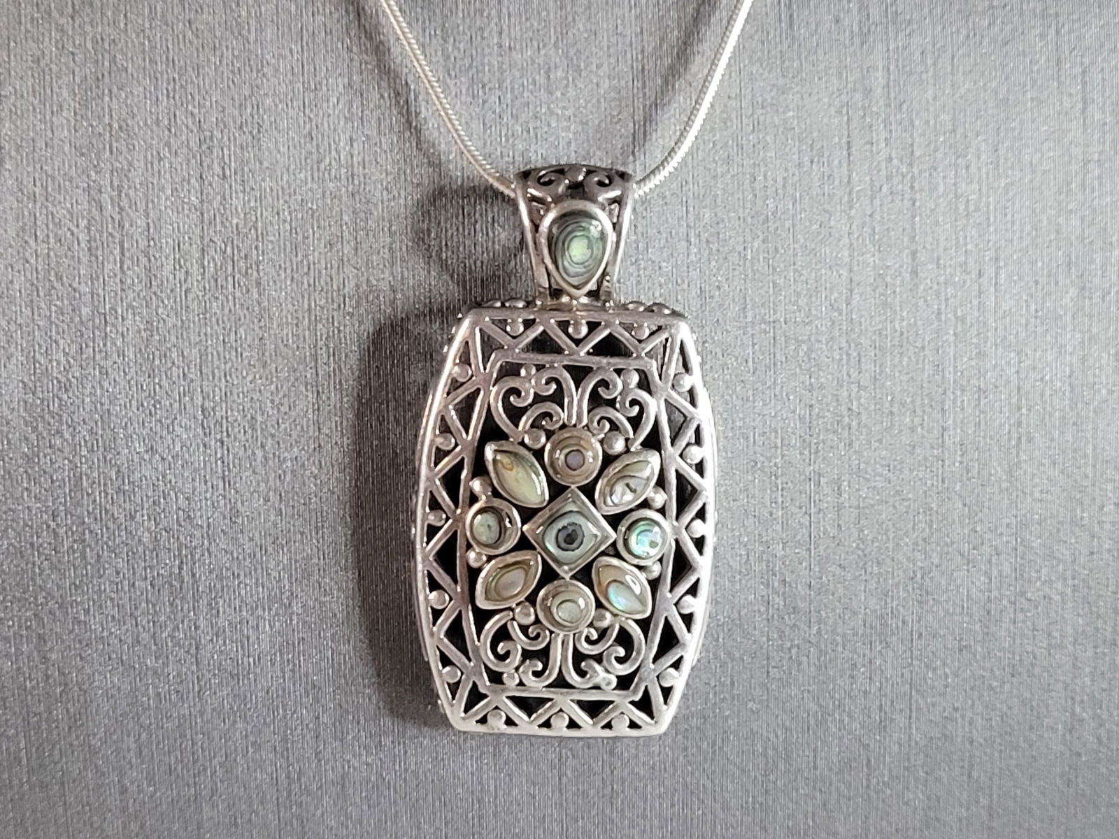 Womens Vintage Estate Sterling Silver Abalone Pendant W/ Necklace: A WOMENS VINTAGE ESTATE STERLING SILVER ABALONE PENDANT WITH NECKLACE. TOGETHER NECKLACE AND PENDANT WEIGHS 12.2g, AND PENDANT MEASURES 1 5/8" LONG BY 7/8" WIDE. NECKLACE MEASURES 16". MAKES A GREAT G
