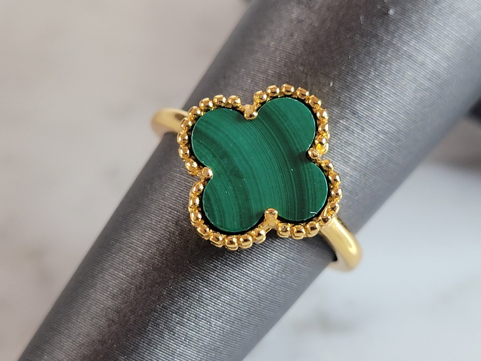 Womens Sterling Silver Malachite 4 Leaf Clover Ring: A WOMENS STERLING SILVER MALACHITE 4 LEAF CLOVER RING. THE TOTAL WEIGHT IS 1.9g, AND IS A SIZE 6.0. THE WIDTH OF THE RING IS 1/2". RING DOES ADJUST A LITTLE AS WELL. THIS RING WOULD MAKE A GREAT GIFT