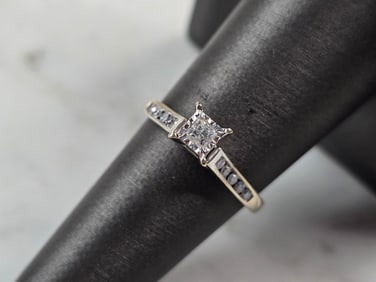 Womens Vintage Estate 10K White Gold Diamond Ring