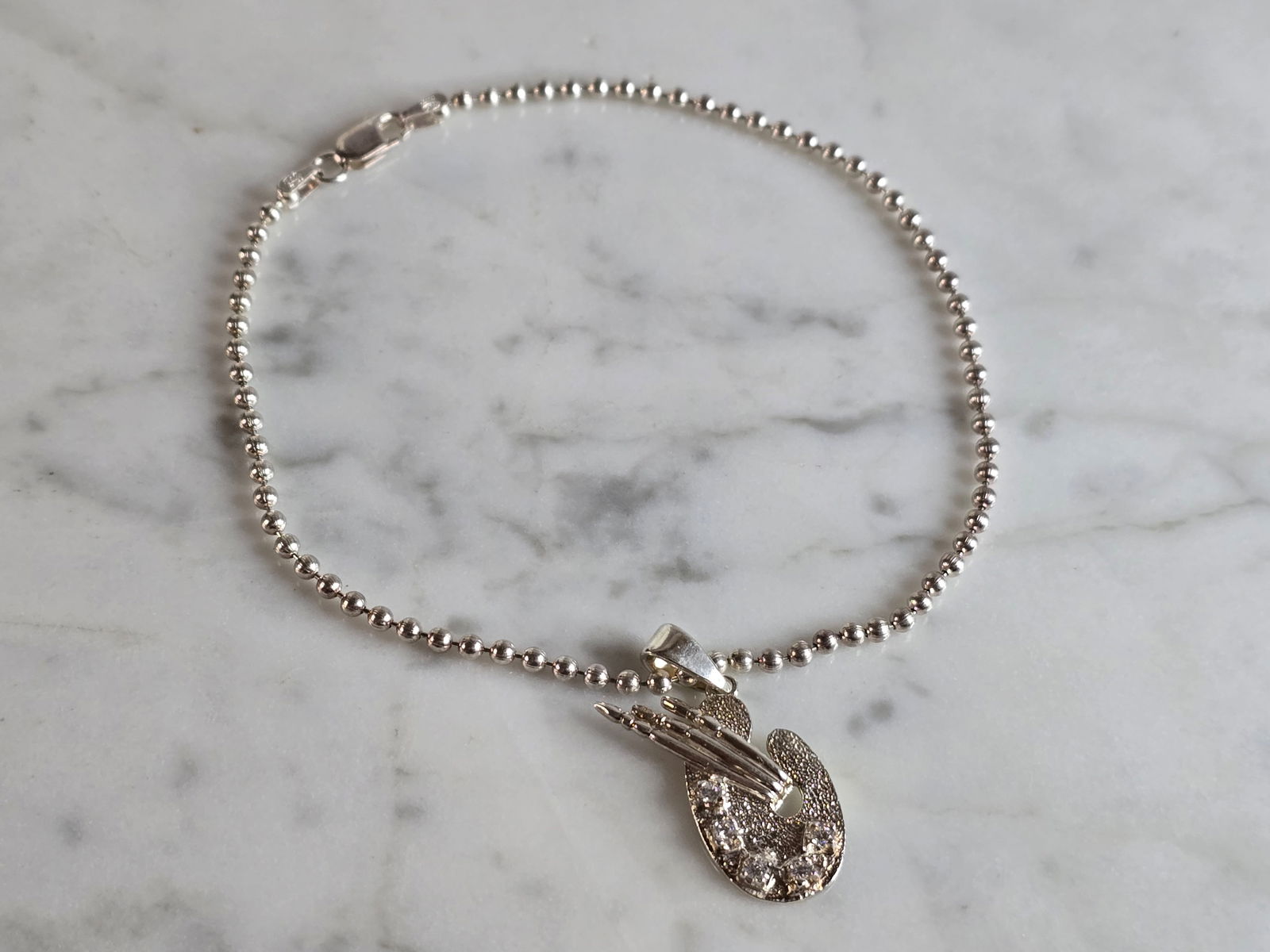 Womens Vintage Estate Sterling Silver Artist Palette Charm Bracelet: A WOMENS VINTAGE ESTATE STERLING SILVER ARTIST PALETTE CHARM BRACELET. BRACELET MEASURES 9" LONG AND THE PALETTE MEASURES 1" BY 5/8". TOGETHER THEY WEIGH 6.7g. THIS WOULD MAKE A LOVELY GIFT FOR THAT S